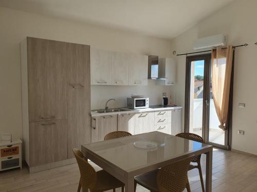 サンタンティーオコにあるMariposaのテーブルと椅子のあるキッチンとダイニングルーム