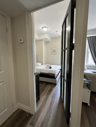 Postel nebo postele na pokoji v ubytování Furnished Simcoe Lofts