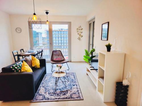 Posezení v ubytování Cozy Apartment with Parking and Outdoor Space