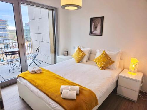 ルクセンブルクにあるCozy Apartment with Parking and Outdoor Spaceの大きなベッドと大きな窓のある寝室