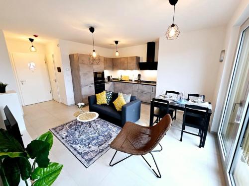 ルクセンブルクにあるCozy Apartment with Parking and Outdoor Spaceのソファとテーブルのあるリビングルーム