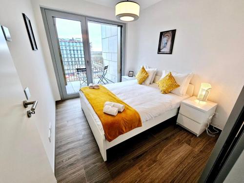 Postel nebo postele na pokoji v ubytování Cozy Apartment with Parking and Outdoor Space