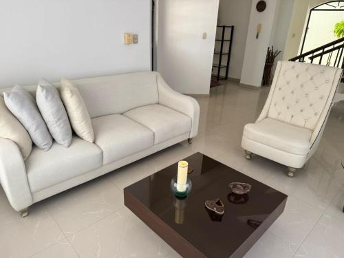 a living room with a white couch and a coffee table at Casa en Espinal Conjunto residencial Quintas de Gratamira ll in Espinal