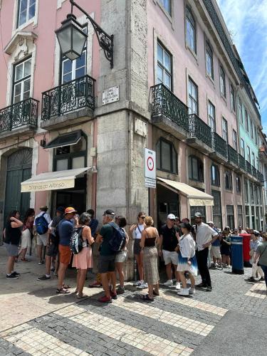 Un grupo de personas paradas afuera de un edificio en Casa do Castelo, en Lisboa