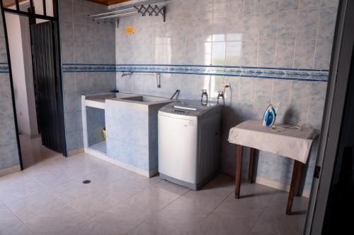 a bathroom with a sink and a washing machine at Casa Blanca Increíble Casa Completa Valledupar in Valledupar