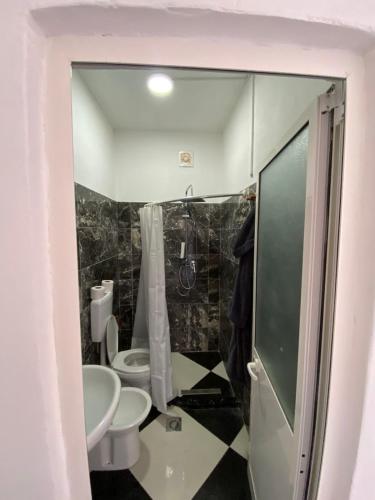 un bagno con due servizi igienici e una doccia di Shtepia e Bardhe 
