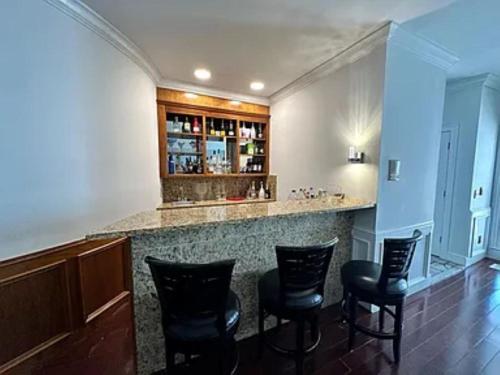 Lounge atau bar di Peachtree Corners Dream Home