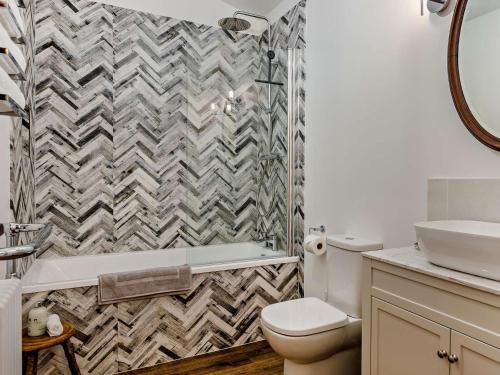 Koupelna v ubytování 2 Bed in Barnstaple 5mls N 93024