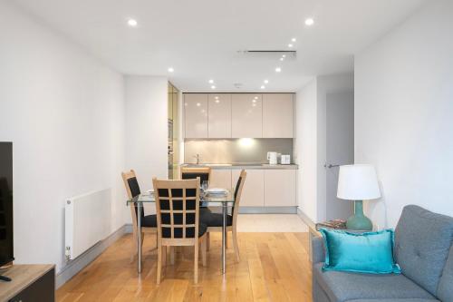 Dapur atau dapur kecil di 1-Min to Wembley Station, Walk to Stadium