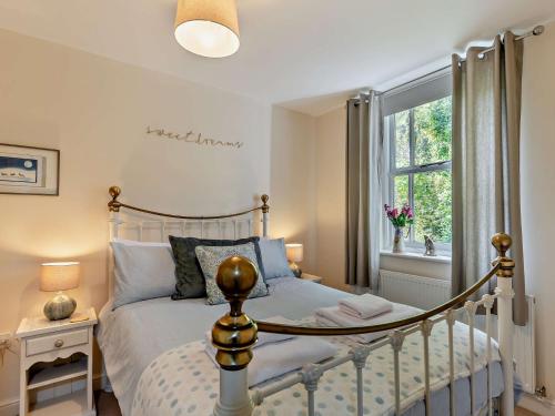 una camera da letto con un letto e una finestra di 3 Bed in Matlock 90663 a Matlock