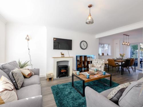 a living room with a couch and a table at 4 Bed in Brockenhurst 80420 in Brockenhurst