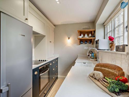 Η κουζίνα ή μικρή κουζίνα στο 2 Bed in Hook Norton 92008
