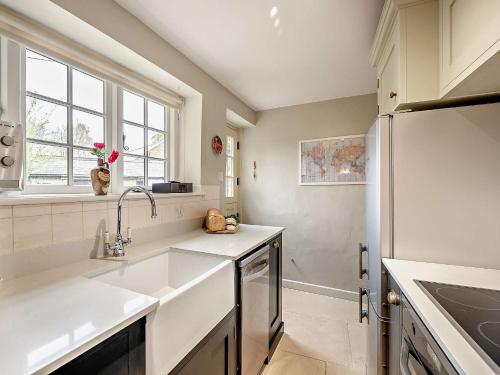 Η κουζίνα ή μικρή κουζίνα στο 2 Bed in Hook Norton 92008