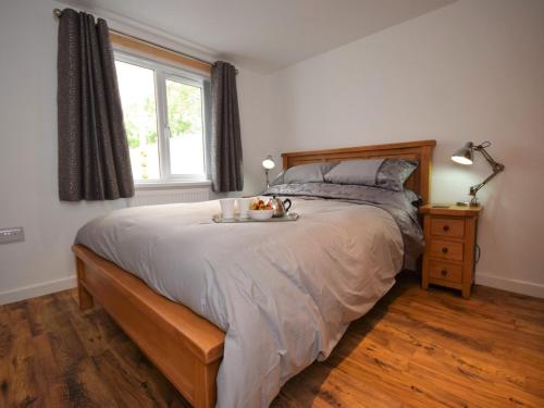 una camera da letto con un letto con sopra un vassoio di frutta di 1 Bed in Bideford 74817 a Bideford