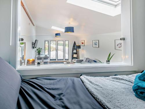 una camera da letto con una grande finestra sopra un letto di 1 Bed in Sennen 93410 a Sennen