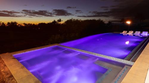 La alberca dentro o cerca de ❤PiH❤ Hawaiian Elegance Short walk to best beaches Heated Lap Pool Spa