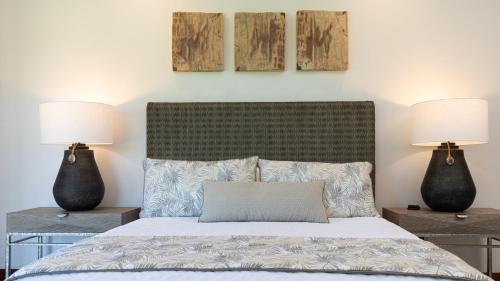 Una cama o camas en una habitación de ❤PiH❤ Hawaiian Elegance Short walk to best beaches Heated Lap Pool Spa