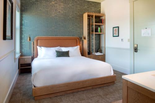 a bedroom with a white bed and a blue wall at Hotel Sylvia in Newport