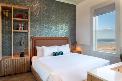 a bedroom with a large white bed and a window at Hotel Sylvia in Newport