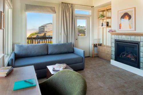 a living room with a couch and a fireplace at Hotel Sylvia in Newport