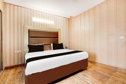 a bedroom with a large bed in a room at Hotel O Kamal Mahal in New Delhi