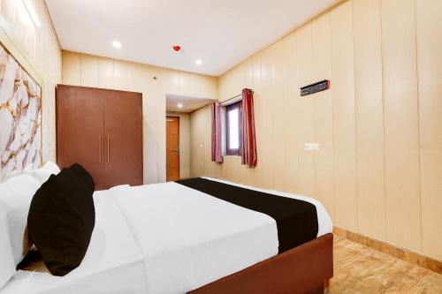 Postel nebo postele na pokoji v ubytování Hotel O Kamal Mahal