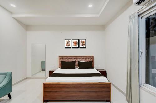 a bedroom with a bed and a window at Hotel O Shagun hotel and Banquets in Gomti Nagar