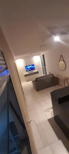 a living room with a couch and a tv at Ap no Turu, 10 min das praias in São Luís