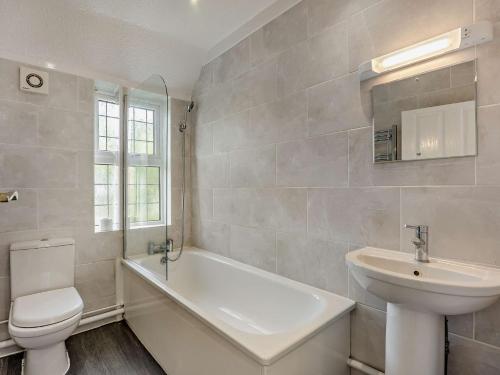 Koupelna v ubytování 3 Bed in Bognor Regis 93447