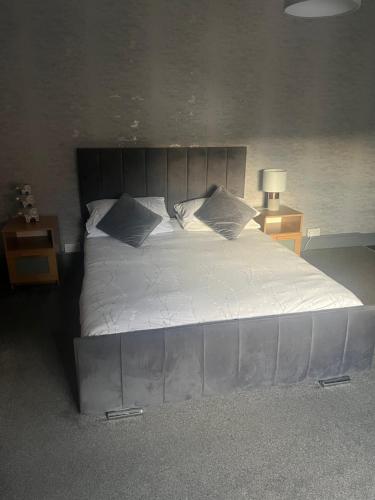 a bedroom with a large bed with white sheets and pillows at Segais Accommodation in Grove