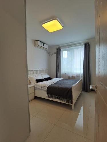 Un dormitorio con una cama grande y una ventana. en egolife, en Beijing