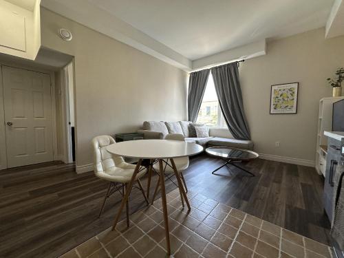 Kuchyň nebo kuchyňský kout v ubytování Furnished Simcoe Lofts