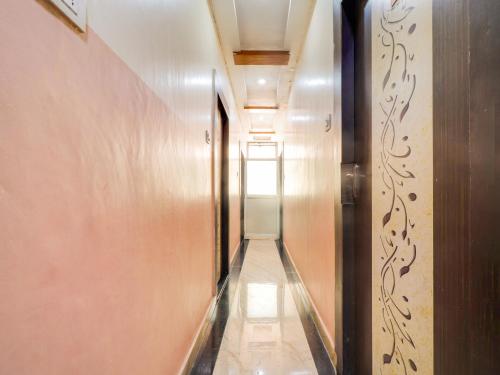 un corridoio con un lungo corridoio con un lungo corridoio di Hotel O Sharda a Gwalior