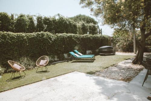 Jardin de l'établissement Carignan - Gîtes Du Mas Des Jeux