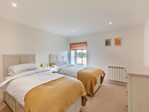 Postel nebo postele na pokoji v ubytování 2 Bed in Warkworth 93337