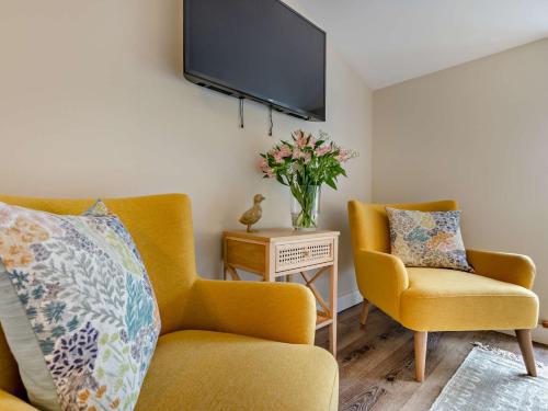 TV a/nebo společenská místnost v ubytování 2 Bed in Barnstaple 5mls N 93023