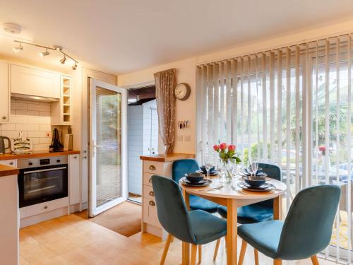 Dapur atau dapur kecil di 2 Bed in Downderry 89885