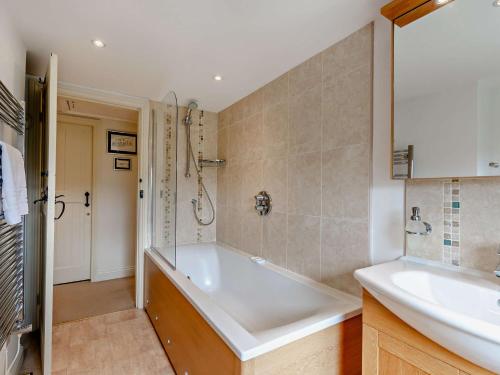 Ένα μπάνιο στο 4 Bed in Low Row G0083
