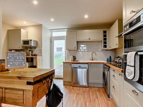 Η κουζίνα ή μικρή κουζίνα στο 4 Bed in Sea Palling 91480