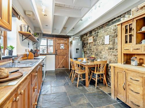 Η κουζίνα ή μικρή κουζίνα στο 3 Bed in Gower 93942