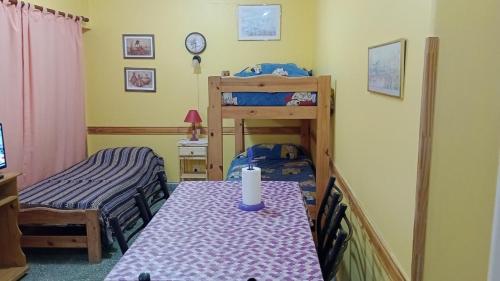 En eller flere senge i et værelse på Departamento 2 ambientes PB a metros del mar