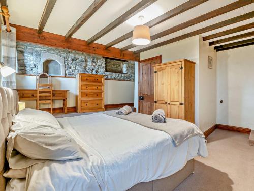 Ένα ή περισσότερα κρεβάτια σε δωμάτιο στο 2 Bed in Wolsingham 94197