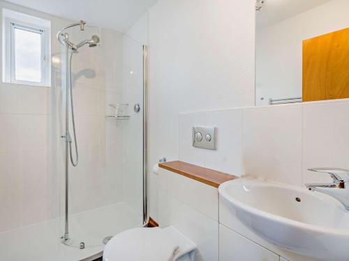 Ένα μπάνιο στο 5 Bed in Dunkeld 90585