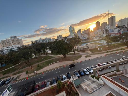 a view of a city with cars parked in a parking lot at park style aconchego in Brasilia