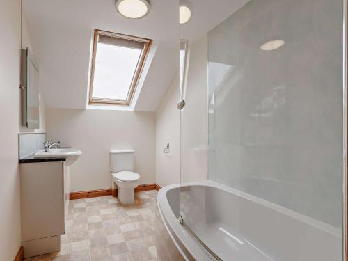 un bagno con vasca, WC e lavandino di 3 Bed in Woolsery 05171 a Woolfardisworthy