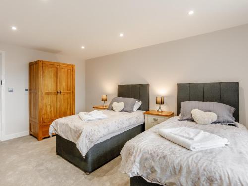 Una cama o camas en una habitación de 4 Bed in Dunstable 93632