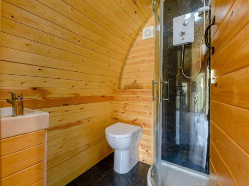 Un baño de madera con inodoro y ducha. en 1 Bed in Coniston 88961, en Coniston