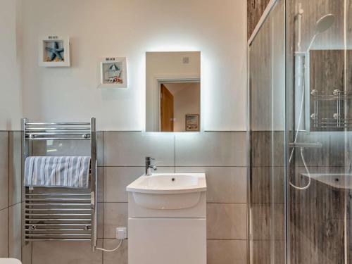 Koupelna v ubytování 2 Bed in Newquay 95322