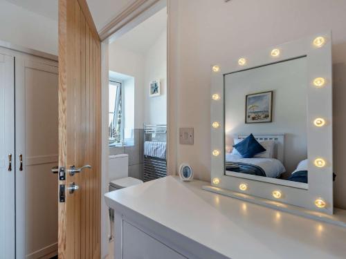 Postel nebo postele na pokoji v ubytování 2 Bed in Newquay 95322