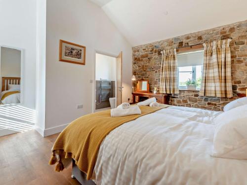Postel nebo postele na pokoji v ubytování 2 Bed in Newquay 95322